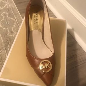 MICHAEL Michael Kors  Caroline Charm Leather Pump-COLOR: Luggage SIZE 71/2 NIB